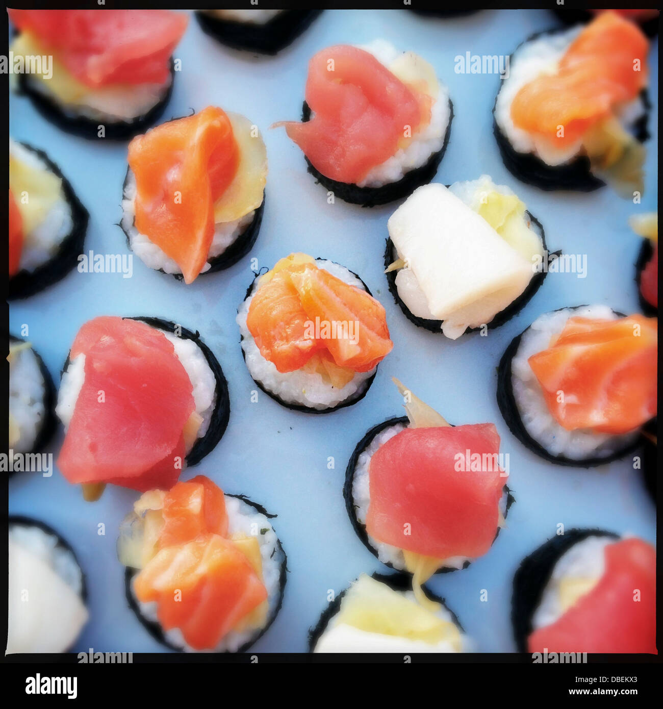 Nahaufnahme von Sushi-Rollen - Smartphone-aufgenommenes Stockfoto