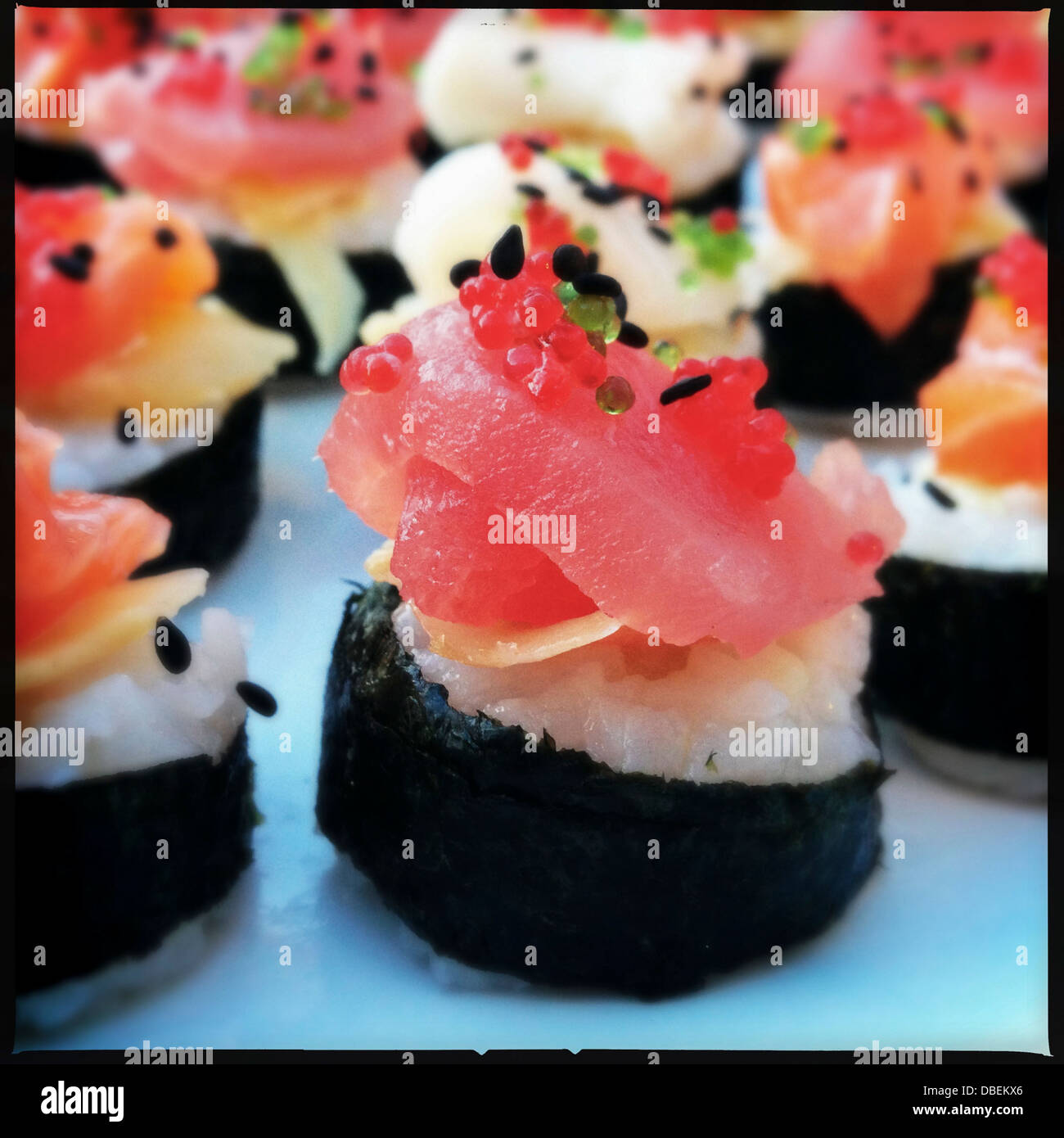 Nahaufnahme von Sushi-Rollen - Smartphone-aufgenommenes Stockfoto