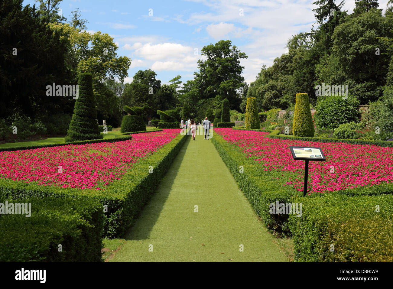 Formale englische Garten mit Pfad zwischen bunten Blumenbeeten Stockfoto