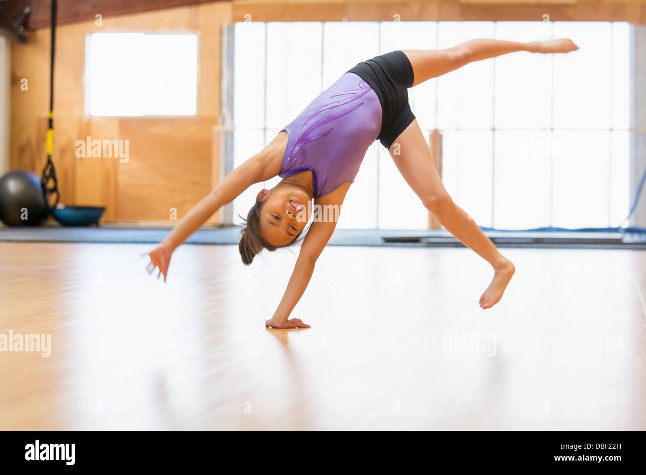 Chinesisches Mädchen üben Gymnastik Stockfoto