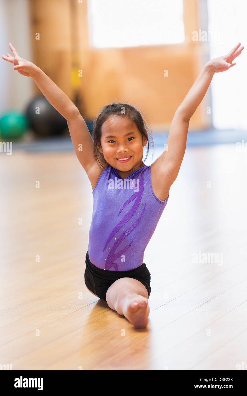 Chinesisches Mädchen üben Gymnastik Stockfoto