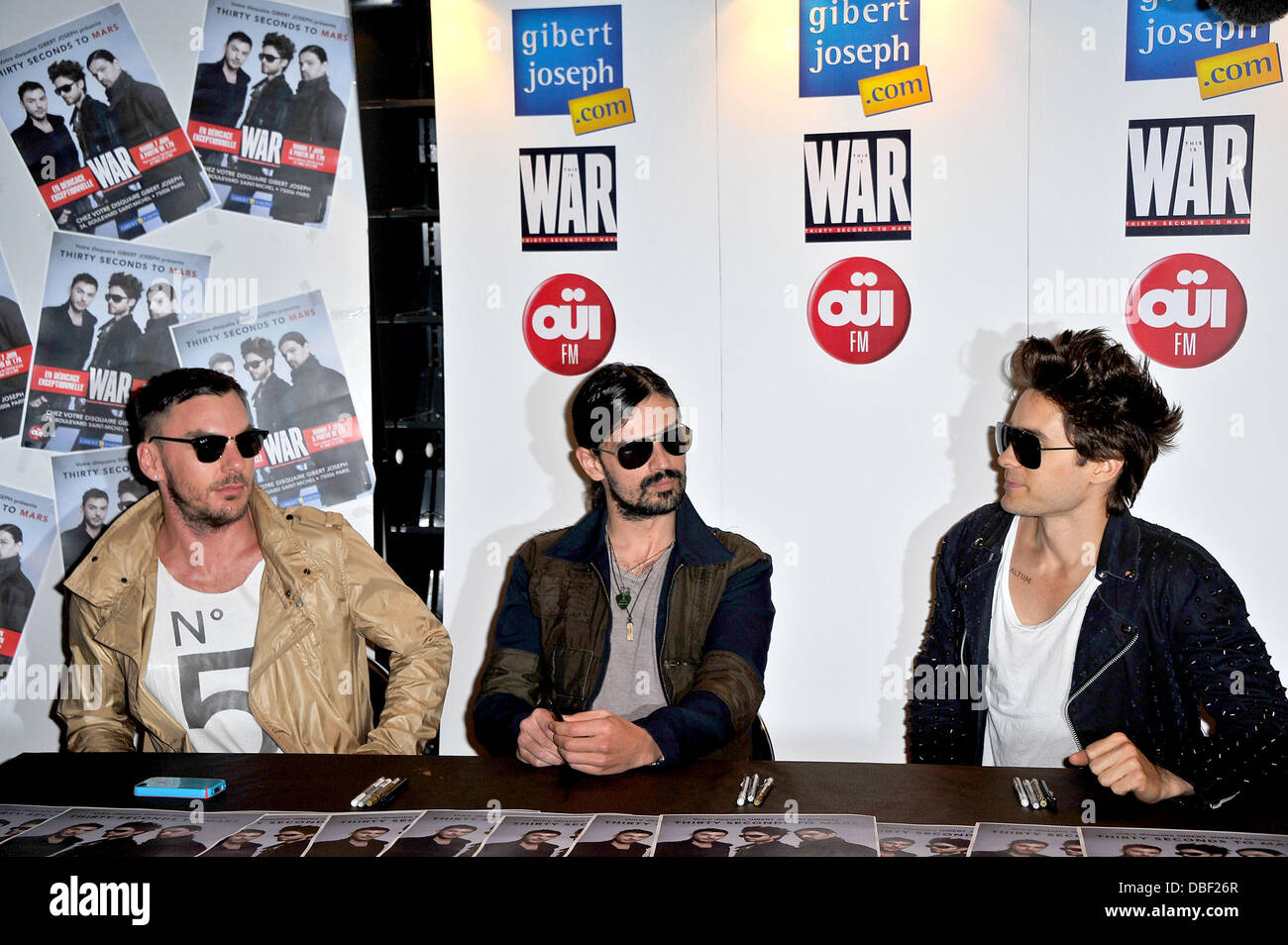 Shannon Leto, Tomo Milicevic, Jared Leto auf 30 Seconds To Mars "This Is War" CD signing bei Gibert Joseph. Paris, Frankreich - 07.06.11 Stockfoto