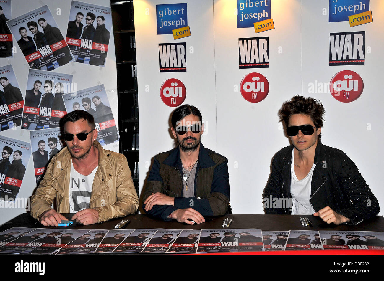 Shannon Leto, Tomo Milicevic, Jared Leto auf dem 30 Seconds To Mars "This Is War" CD signing bei Gibert Joseph. Paris, Frankreich - 07.06.11 Stockfoto