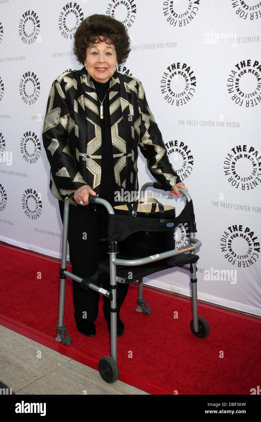 Jane Withers Debbie Reynolds Hollywood Memorabilia Sammlung Auktionsvorschau Paley Center Ankunfte Los Angeles Kalifornien 07 06 11 Stockfotografie Alamy