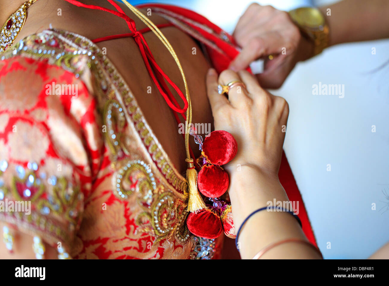 Schneiderin, die traditionellen indische Kleidung anpassen Stockfoto
