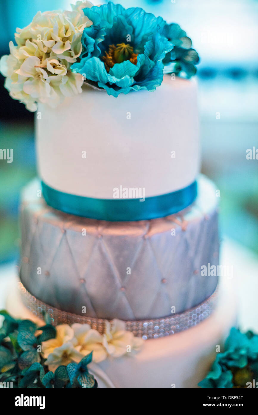 Blau und Silber Hochzeitstorte mit Blüten Stockfoto