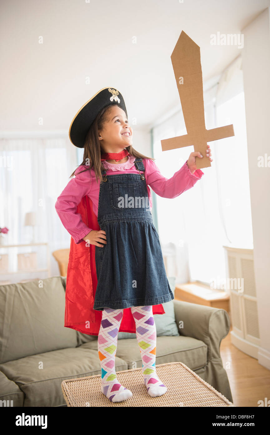 Hispanischen Mädchen spielen mit Ape und Schwert Stockfoto