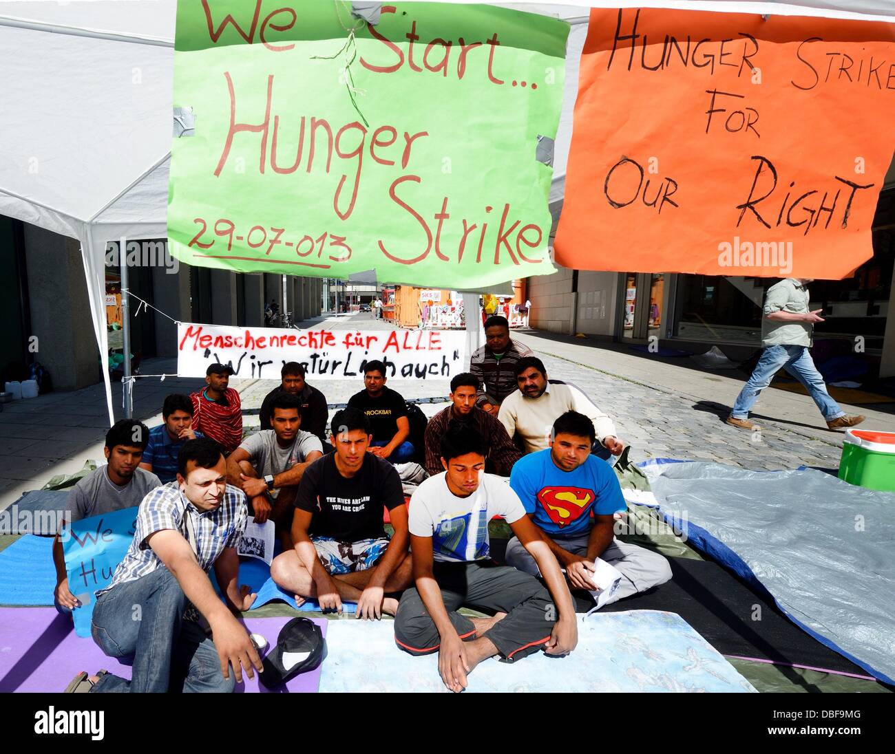 Flüchtlinge zu inszenieren ein Sit-in in einer Fußgängerzone in der Innenstadt von Stuttgart, Deutschland, 30. Juli 2013. Nach zwei Wochen der Proteste gegen ihre Lebensbedingungen in der Main-Tauber-Kreises haben 18 Flüchtlinge im Hungerstreik gegangen. Foto: BERND WEISSBROD Stockfoto