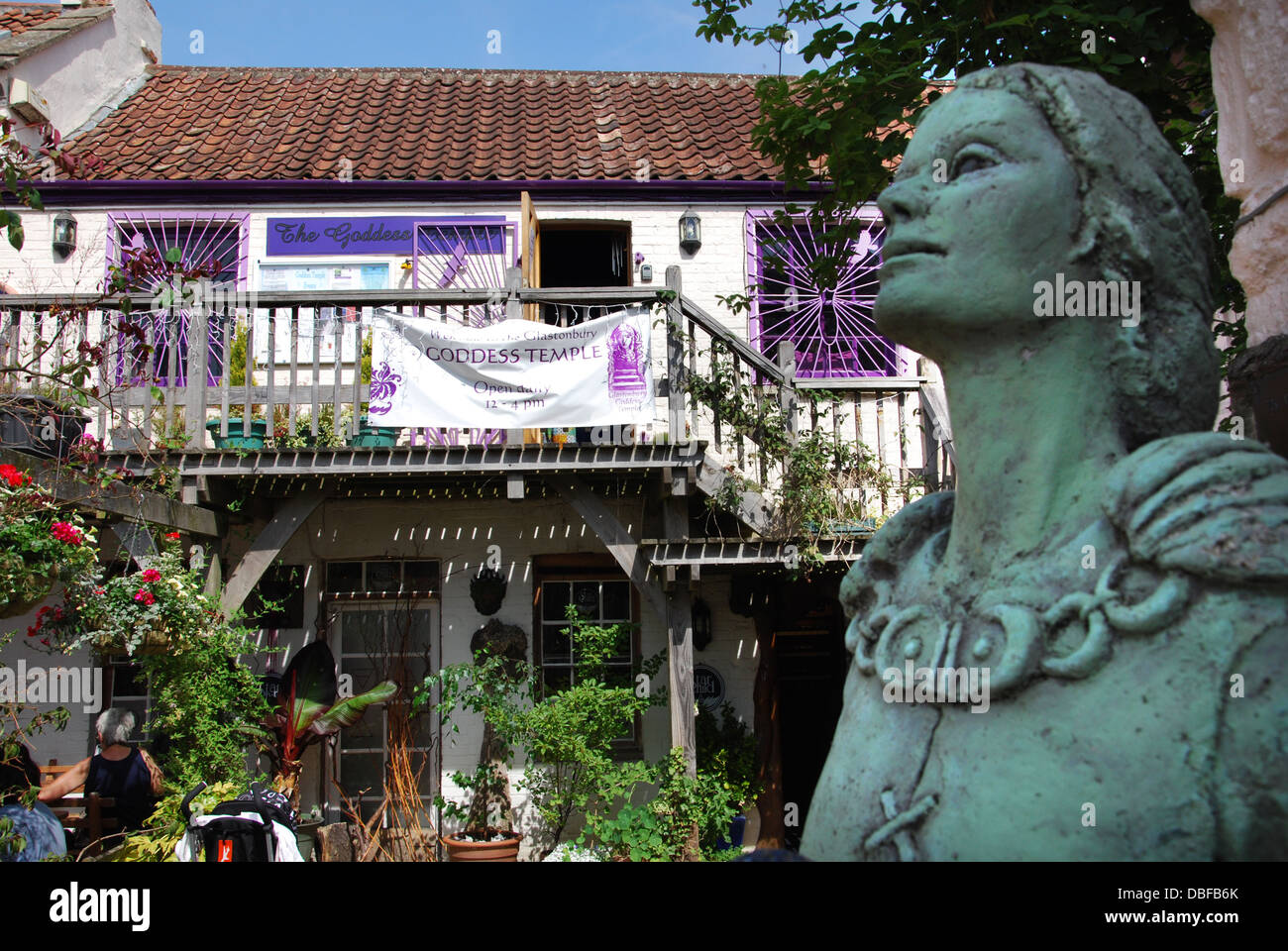 Bunte Läden an Glastonbury Erfahrung aus Glastonbury High Street Somerset England Stockfoto