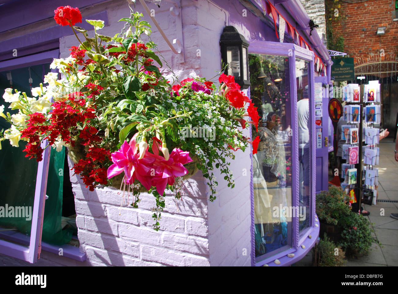 Bunte Läden an Glastonbury Erfahrung aus Glastonbury High Street Somerset England Stockfoto