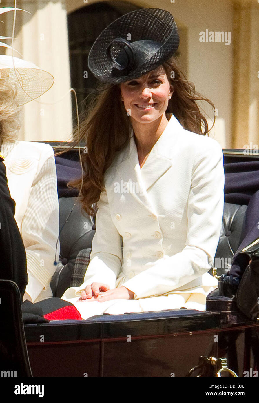 Catherine Middleton, Herzogin von Cambridge Trooping The Colour, offizieller Geburtstag der Queen zu feiern statt an der Mall-London, England - 11.06.11 Stockfoto