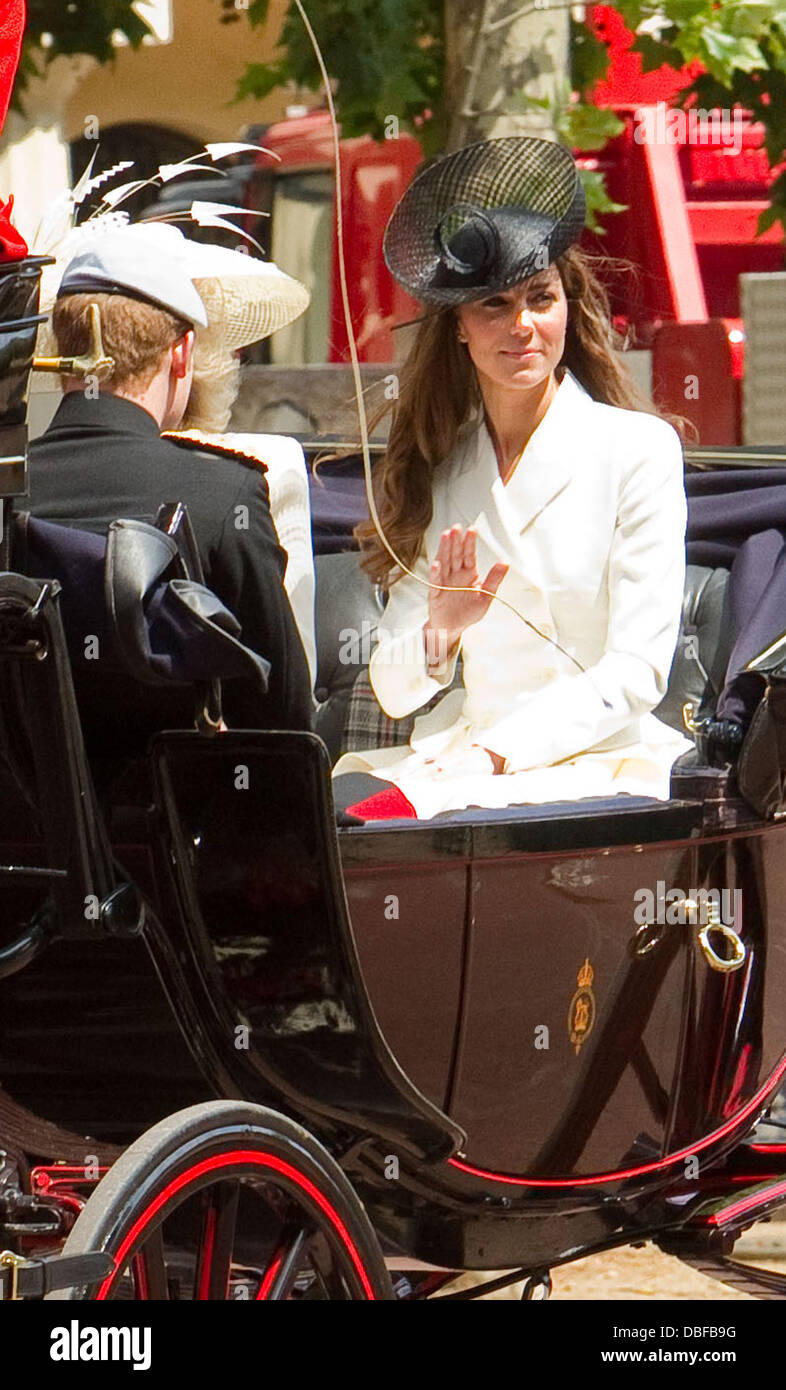 Catherine Middleton, Herzogin von Cambridge Trooping The Colour, offizieller Geburtstag der Queen zu feiern statt an der Mall-London, England - 11.06.11 Stockfoto