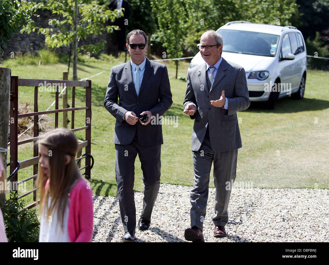 Harry Enfield und Angus Deyton der Hochzeit von Lily Allen und Sam Cooper Cranham, Gloucestershire - 11.06.11 Stockfoto