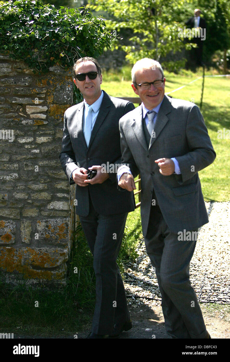 Harry Enfield und Angus Deyton der Hochzeit von Lily Allen und Sam Cooper Cranham, Gloucestershire - 11.06.11 Stockfoto