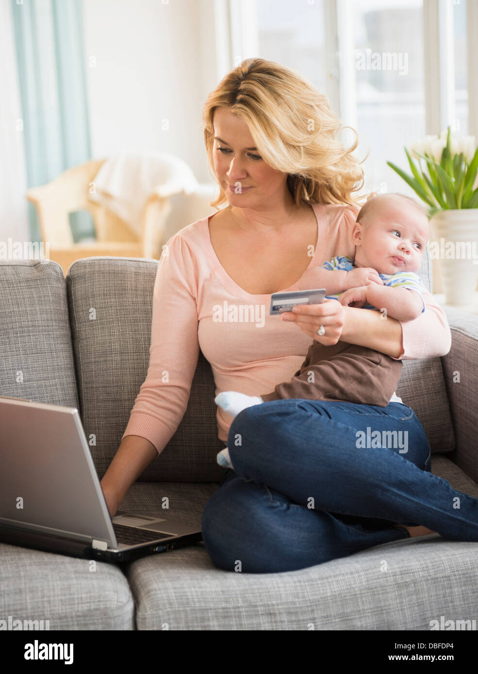 Kaukasische Mutter mit Baby Online-shopping Stockfoto