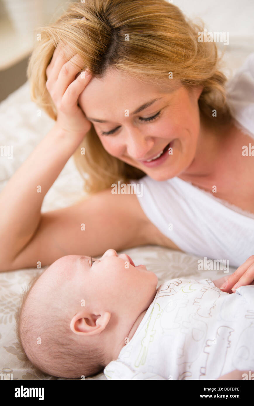Kaukasische Mutter und Baby auf Bett Stockfoto