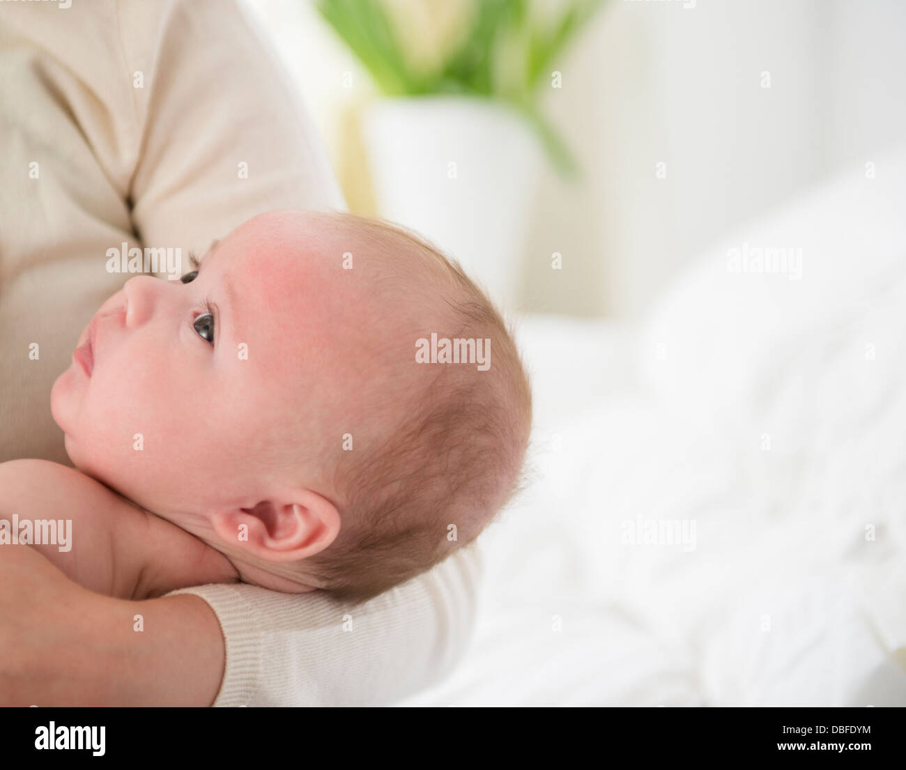 Kaukasische Mutter halten baby Stockfoto