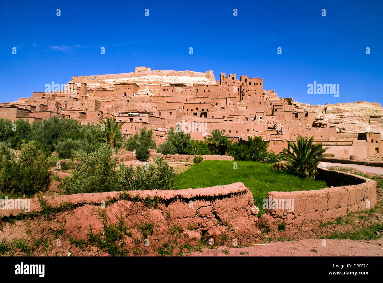 Aït Benhaddou in Marokko Berber Ath Benhadu. Die meisten Einwohner leben heute in einem modernen Dorf auf der anderen Seite des Flusses; acht Familien leben jedoch noch innerhalb der Ksar. Stockfoto