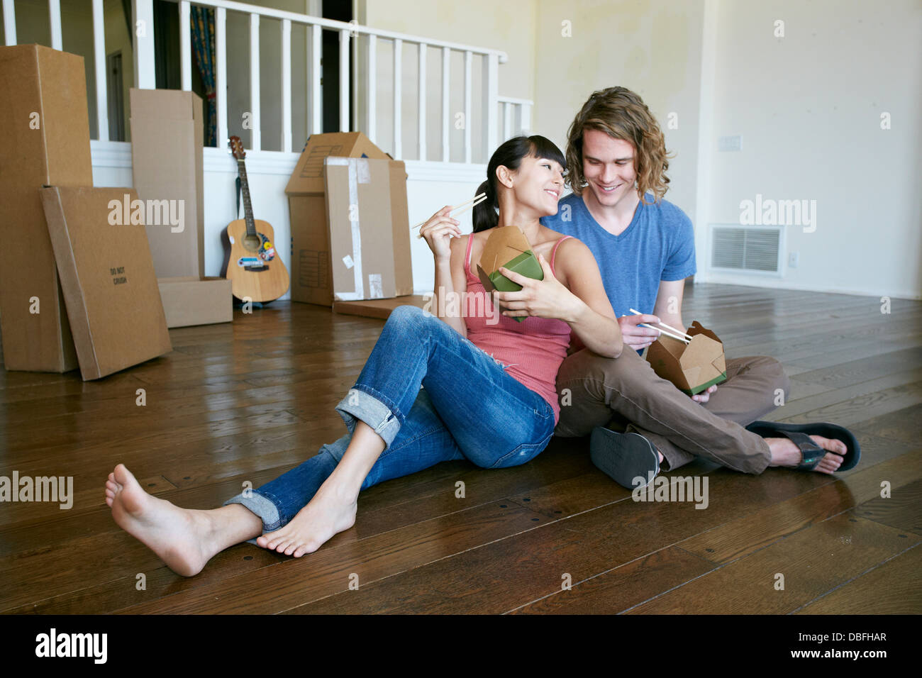 Paar Essen nehmen Sie Essen im neuen Zuhause Stockfoto