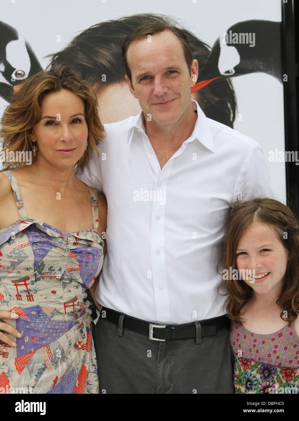 Jennifer Grey mit Clark Gregg und Tochter Stella Gregg Premiere "Mr Poppers Pinguine" bei den chinesischen Grauman Theater Hollywood, Kalifornien - 12.06.11 gezeigt Stockfoto