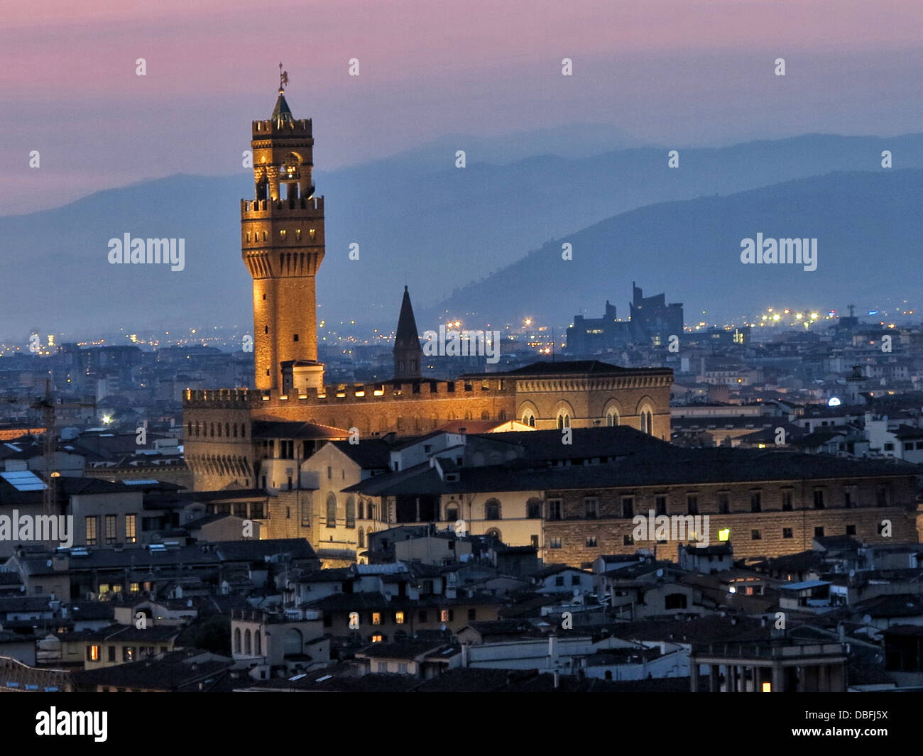 Herrliche Sicht auf Palozzo Vecchio von Piazzale Michelangelo in der Abenddämmerung Florenz Italien Stockfoto