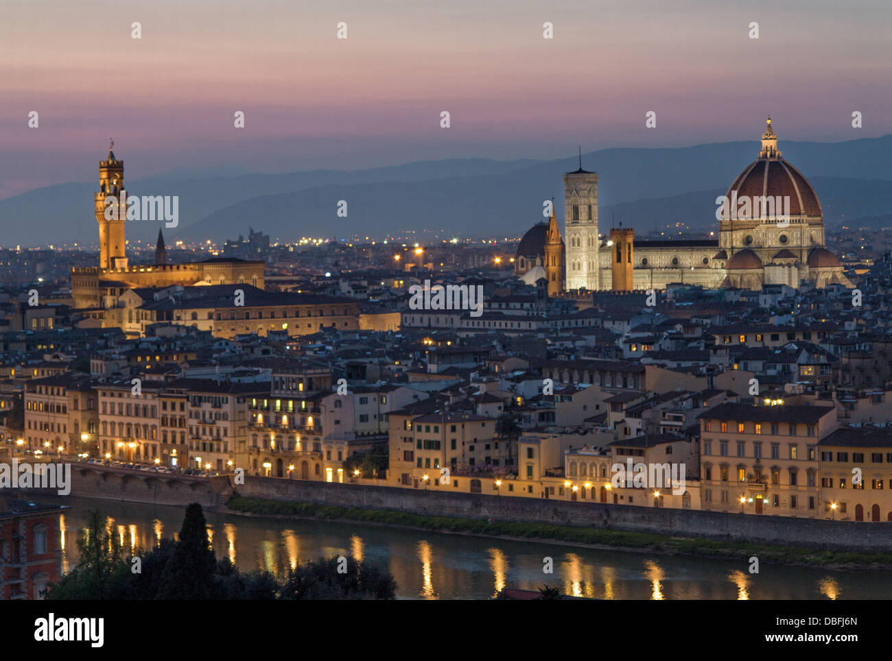 Malerische Aussicht auf Florenz vom Piazzale Michelangelo in der Abenddämmerung Italien Stockfoto