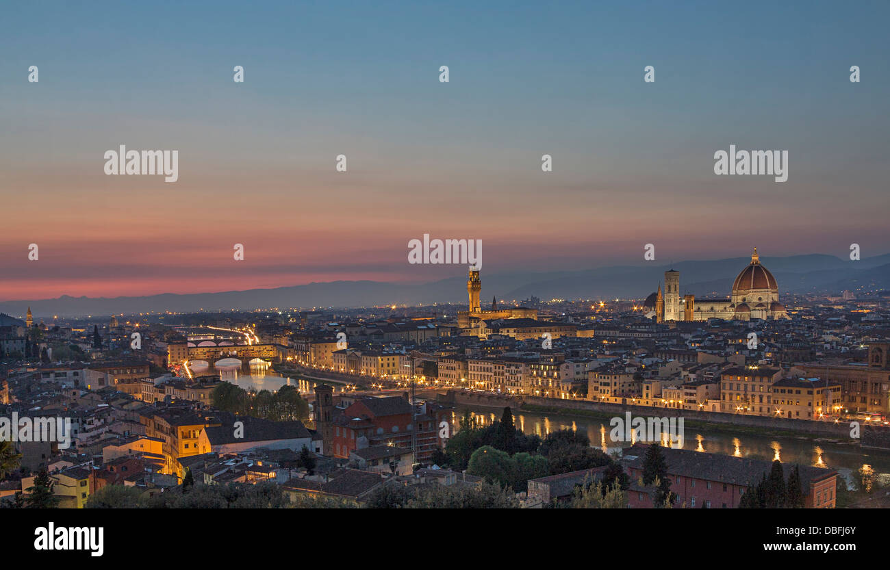 Malerische Aussicht auf Florenz vom Piazzale Michelangelo in der Abenddämmerung Italien Stockfoto