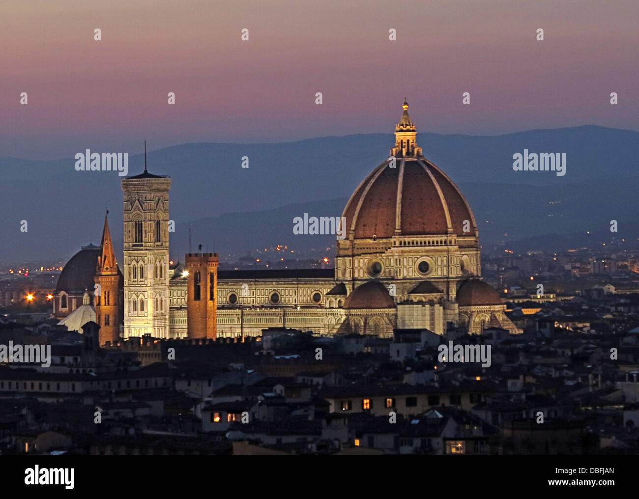 Malerischen Blick auf Dom und Campanile von Piazzale Michelangelo in der Abenddämmerung Florenz Italien Stockfoto
