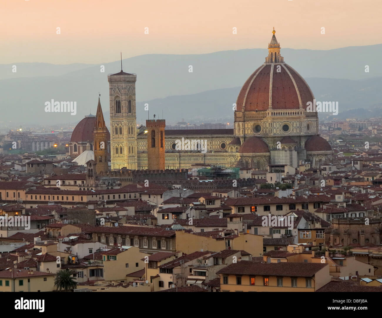 Malerischen Blick auf Dom und Campanile von Piazzale Michelangelo in der Abenddämmerung Florenz Italien Stockfoto