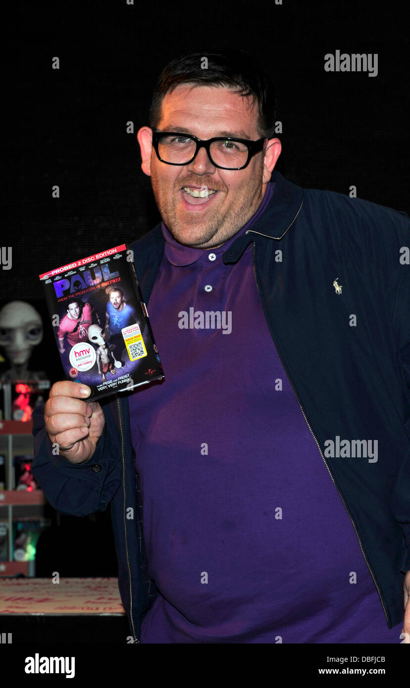 Schauspieler und Co-Autor Nick Frost trifft Fans und unterschreibt Exemplare der DVD von seinem neuesten Film "Paul" bei HMV Oxford Street London, England - 13.06.11 Stockfoto