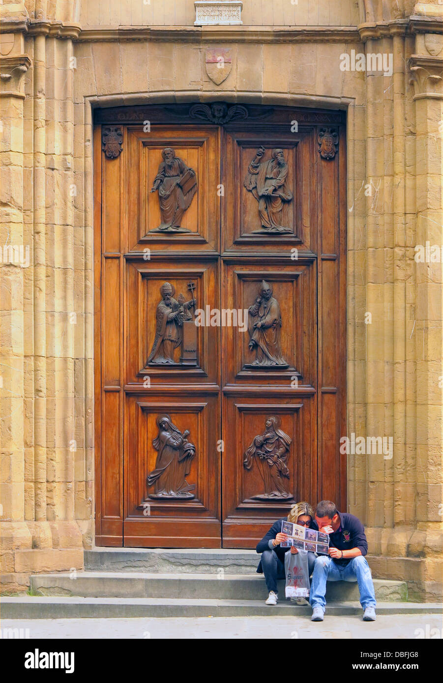 Touristen auf der Suche in Florenz Stadtplan Italien Stockfoto