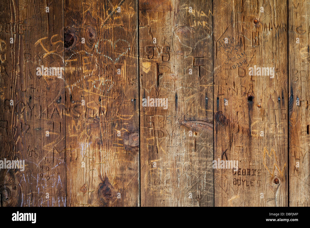 Vandal Graffiti auf einer Holz Wand der historischen Bausubstanz (gedeckte Holzbrücke) Stockfoto
