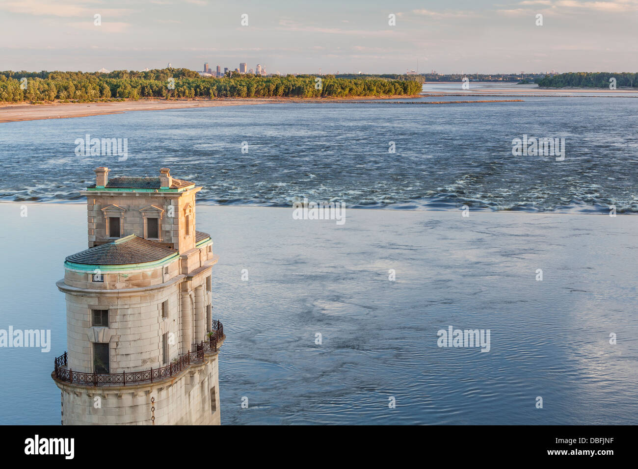 Mississippi RIver bei Chain of Rocks mit historischen Wasserentnahmeturms und fernen Stadtbild von St. Louis Stockfoto