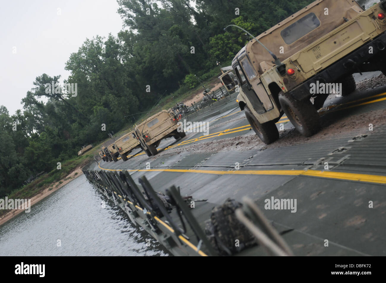 Ein Sicherheit Element Konvoi reist durch ein fertigen Improved Ribbon Bridge während Betrieb Fluss Angriffs 24. Juli 2013. Die Brücke war die letzte Übung für fast 800 Soldaten, die Vertretung der US Army Reserve und aktiven Dienst Komponenten. Stockfoto