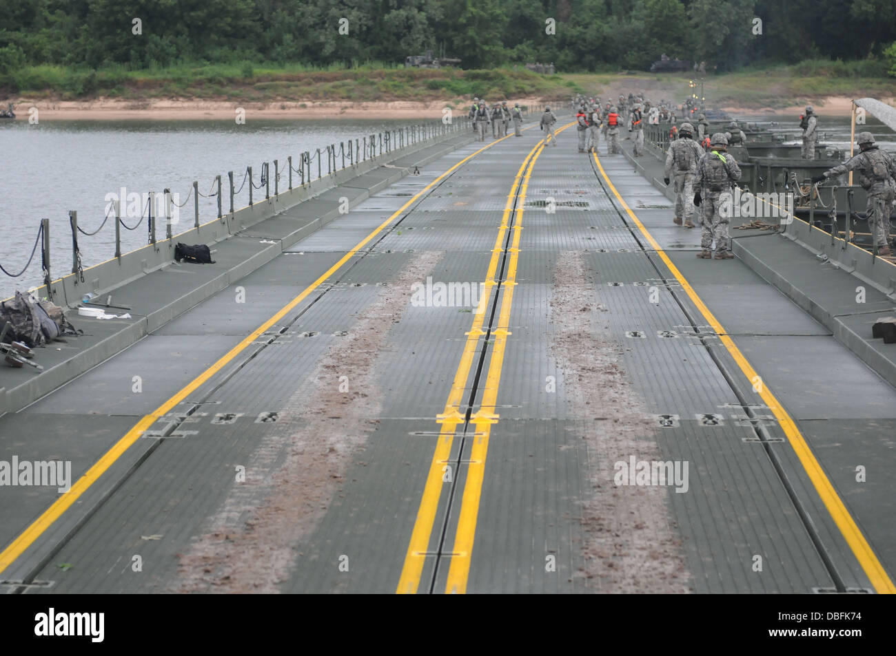 Soldaten inspizieren einen Improved Ribbon Bridge nach seiner Fertigstellung während Betrieb Fluss Angriffs 24. Juli 2013. Die Fertigstellung der Brücke war die letzte Übung für fast 800 Soldaten, die Vertreter der Armee-Reserve und aktiven Dienst. Stockfoto