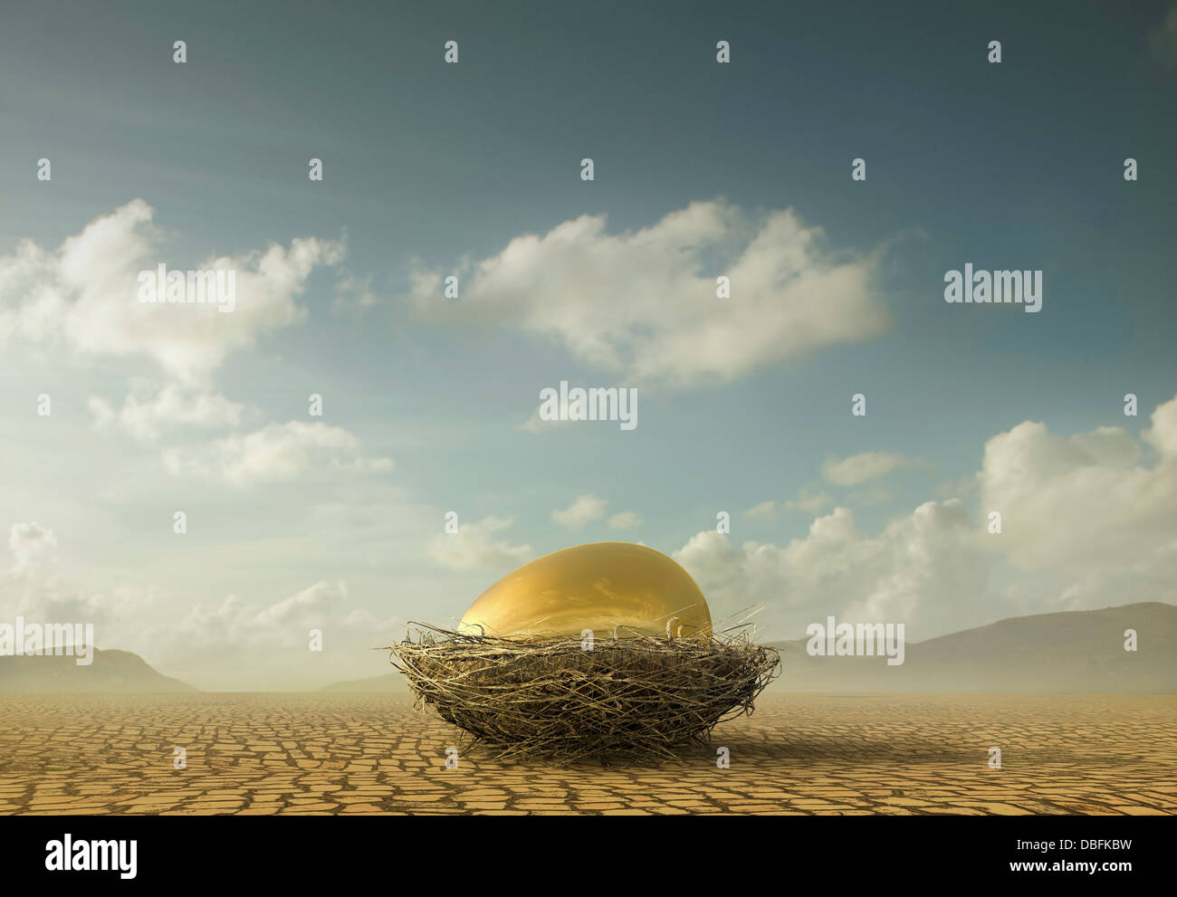 Goldenes Ei im Nest des Vogels Stockfoto