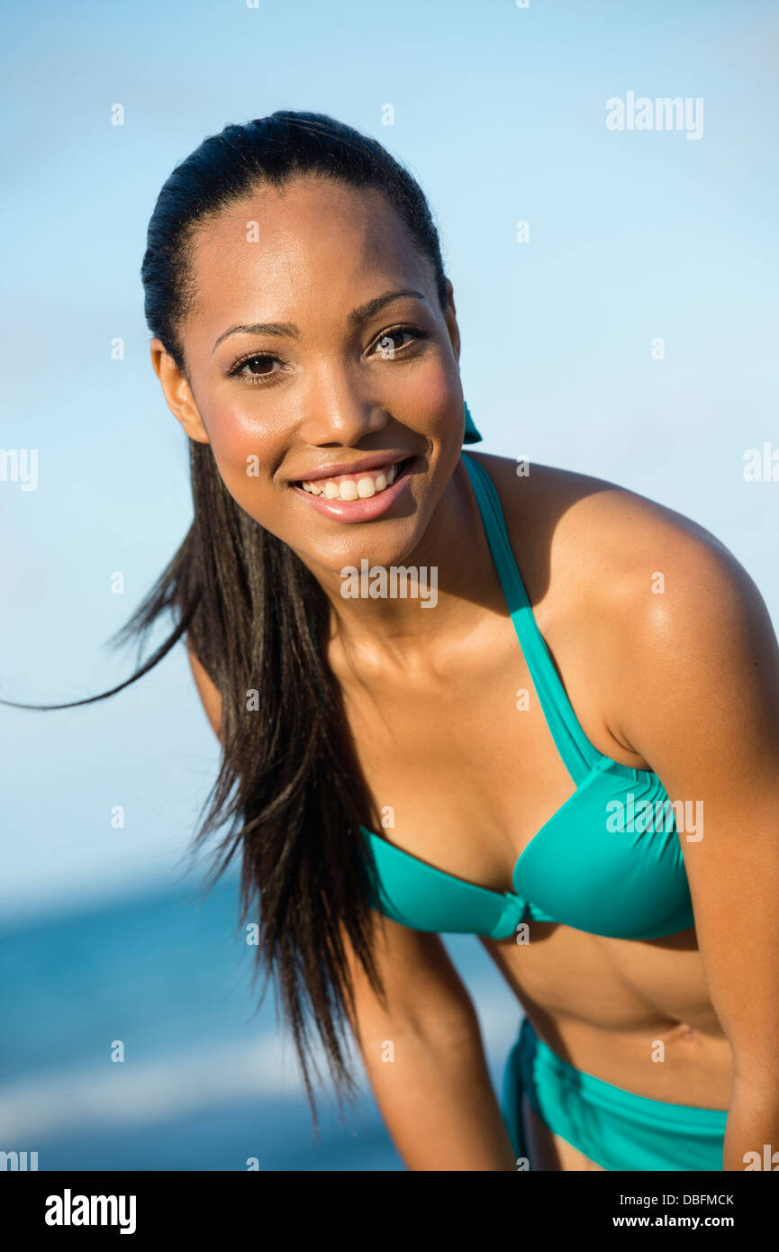 Hispanic Frau mit Bikini am Strand Stockfoto