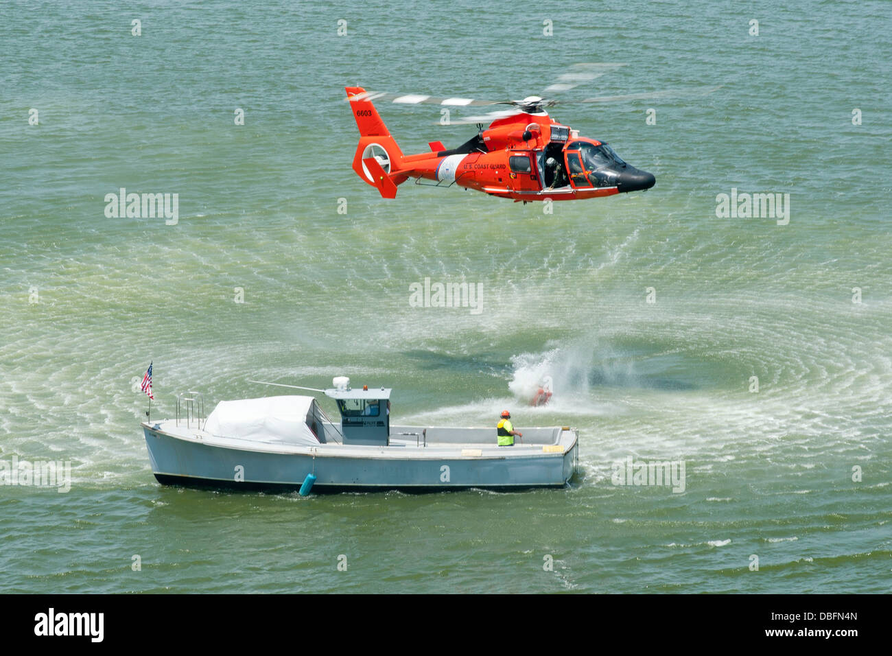 Coast Guard Air Station Houston Besatzungsmitglieder üben Lieferung und hissen Techniken für eine Schöpfwerks während eines Trainings Fluges über Houston Ship Channel an Bord ein MH - 65D Dolphin-Helikopter 25. Juli 2013. Stockfoto