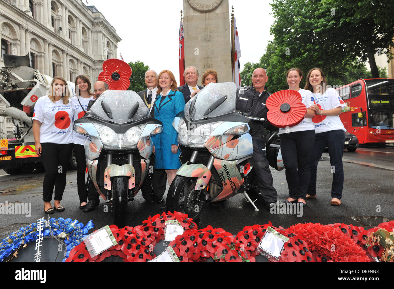 Whitehall, London, UK. 30. Juli 2013. London, UK. Medwyn Parry (linke Rad) und Dougie Bancroft (Rad) des "Dankbar Dörfer Run", posiert auf ihren Motorrädern vor der Kenotaph auf Whitehall, wie sie das Land reisen. Sie planen, ein Zertifikat und eine Schiefer Tafel jedes Dorf zum Gedenken an ihre Participattion in die erste nationale dankbar Dörfern laufen derzeit. Bildnachweis: Matthew Chattle/Alamy Live-Nachrichten Stockfoto