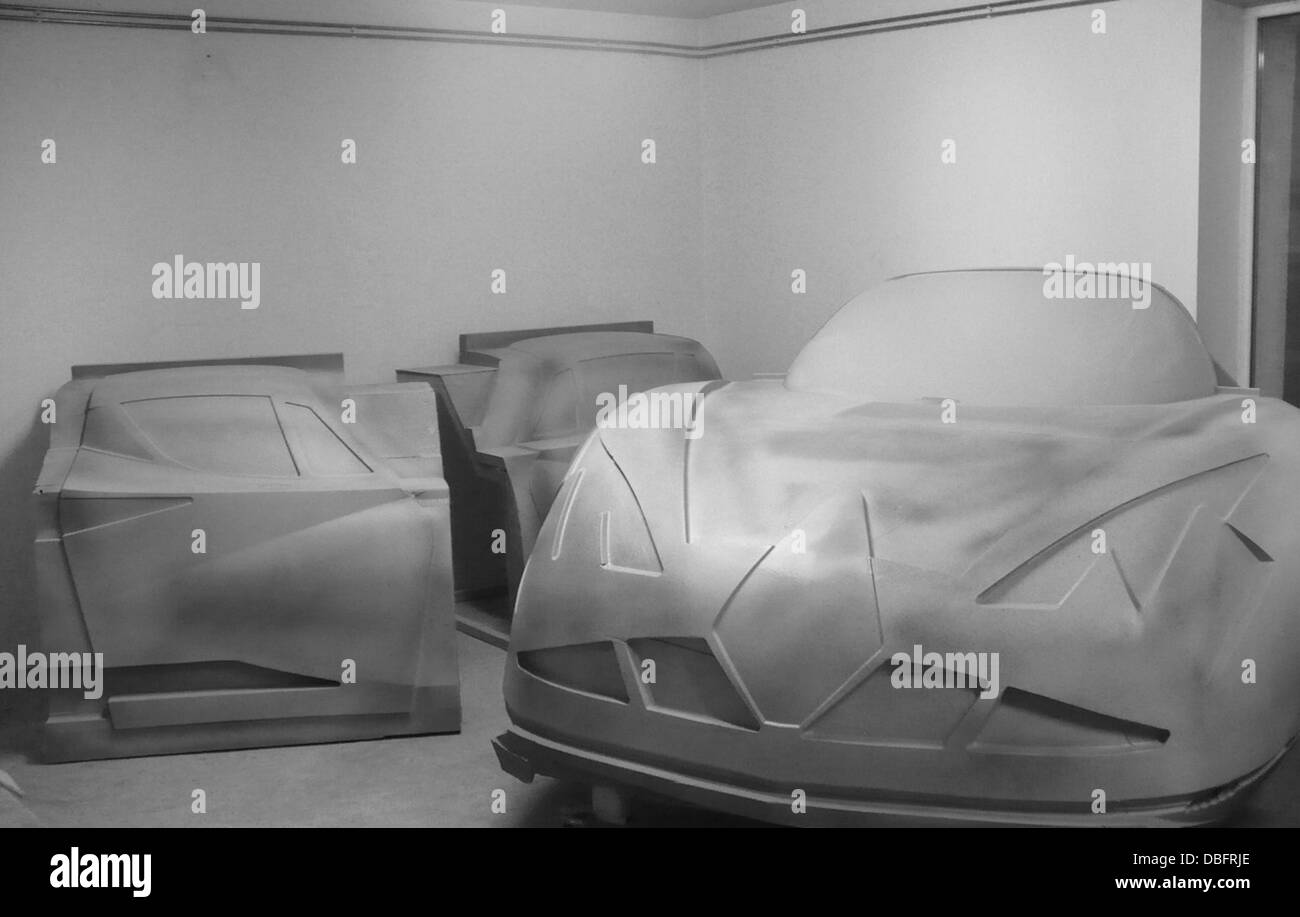 Triango Revolution ist die Zukunft hier mit der brandneuen Triango-Revolution. Der kühne und radikale Sportwagen, entwickelt in Ungarn, ist perfekt für Fahrer mit der Need for Speed mit einem 1.000 PS V8-Biturbo-Motor ausgestattet. Exterieur und Interieur des super Autos haben ein Dreieck-Thema und sind mit einem sauberen Silber trimmen gestylt. Bestellen Sie Ihre Triango jetzt, da das Unternehmen nur Stockfoto