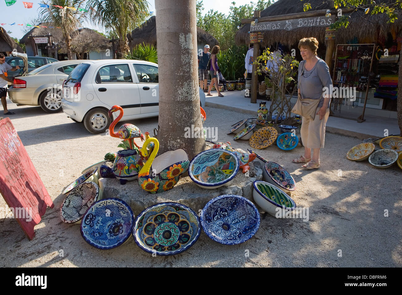 Europäische englische Tourist schaut Keramik Becken im "mexikanischen Straße" Markt. Stockfoto