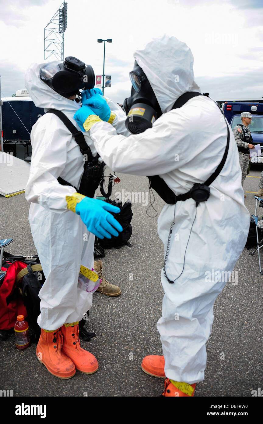 US Nationalgardisten aus Nevada National Guard, 92. zivilen Supportteam inspizieren Eachothers chemische Anzug vor dem Eintritt in die Dick's Sporting Goods Park Komplex in Commerce City, Colorado, in Reaktion auf eine mögliche Kontamination in und um die Stockfoto