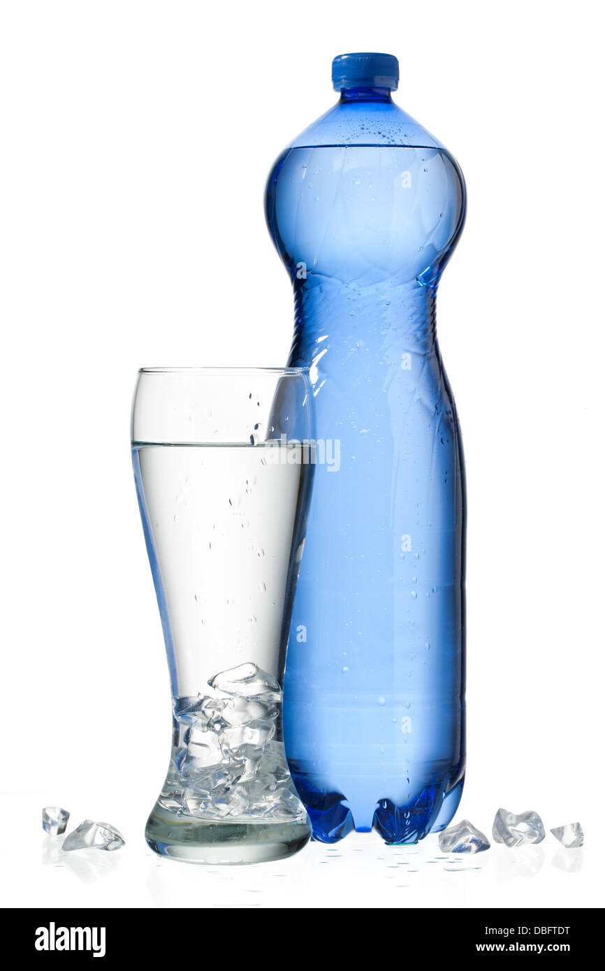 Flasche Wasser und ein Glas Wasser Stockfoto