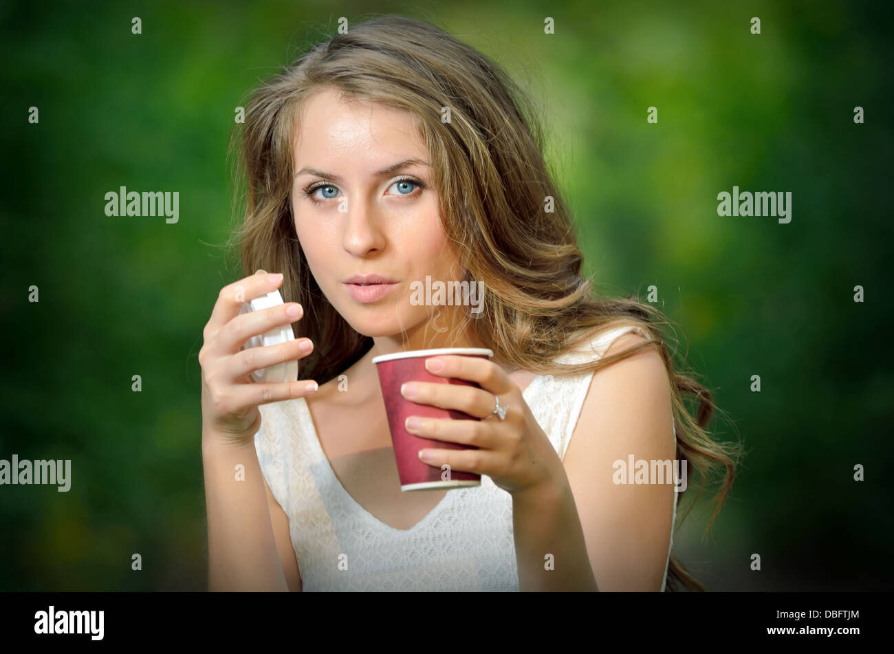 Schöne Mädchen, Kaffeetrinken in der Natur Stockfoto