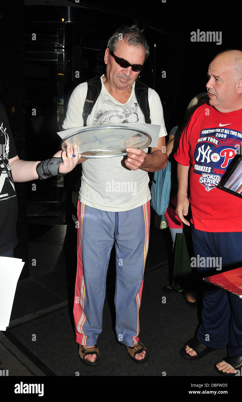 Ian Gillan der britischen Rockband "Deep Purple", Autogramme Anzeichen für Fans außerhalb seines Hotels in New York City New York City, USA - 15.06.11 Stockfoto