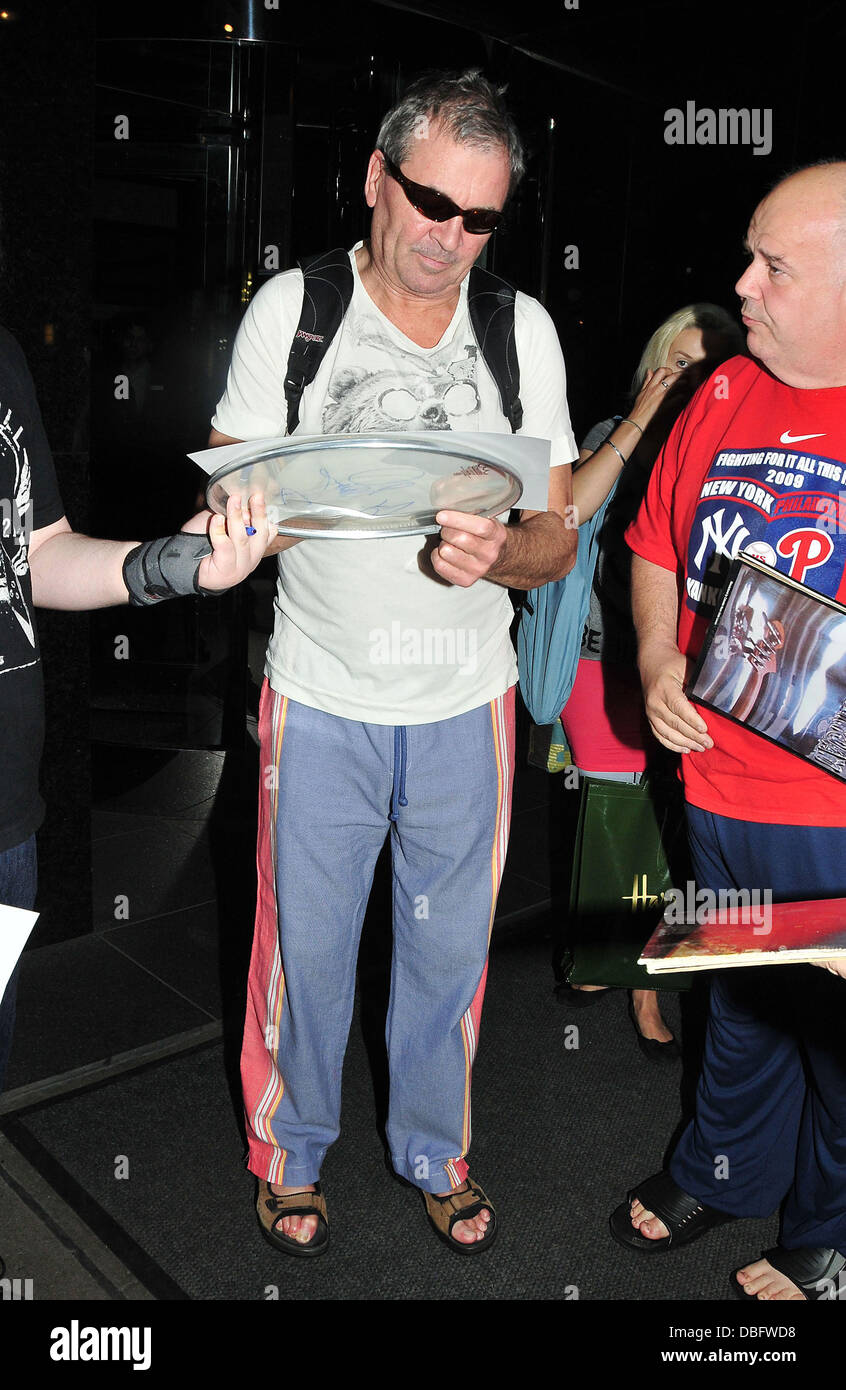 Ian Gillan der britischen Rockband "Deep Purple", Autogramme Anzeichen für Fans außerhalb seines Hotels in New York City New York City, USA - 15.06.11 Stockfoto
