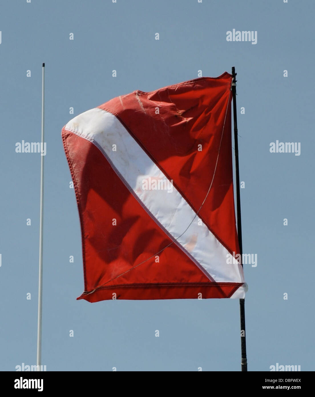Ein Tauchflagge ist geflogen, um eingehende Bootsfahrer eines Tauchers im Wasser während Hummersaison Mini 25. Juli 2013 zu warnen. Freizeit und Hobby-Taucher Fisch für die Languste während eines der kürzesten Angelsaison im Zustand von Florida. Stockfoto