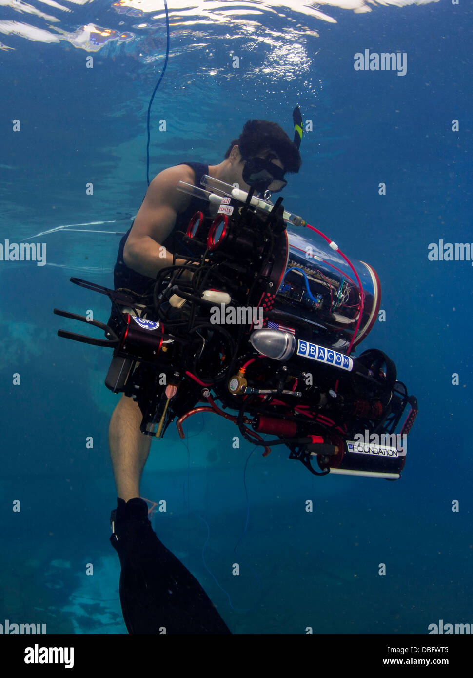 Navy Diver 2. Klasse Andrew Bui, mit Raum und Naval Warfare Systems Center Pacific, erholt sich ein autonomes Unterwasserfahrzeug Stockfoto