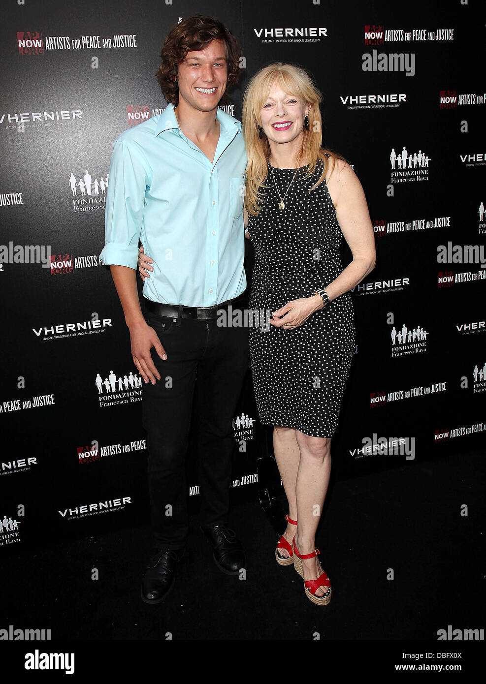 Josiah Lipscomb und Frances Fisher VHERNIER und Künstler für Frieden & Gerechtigkeit "Ein Ring, ein Kind in Haiti zu erziehen" Launch Event Beverly Hills, Kalifornien - 15.06.11 Stockfoto