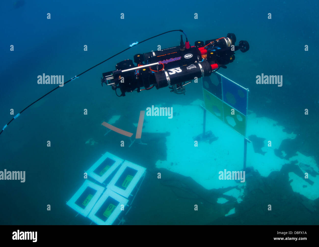 Ein autonomes Unterwasserfahrzeug (AUV) gebaut von Studenten der University of Florida Machine Intelligence Laboratory navigiert Stockfoto